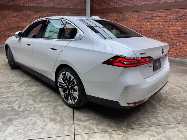 Used 2026 BMW 530i xDrive AWD/4WD image 3