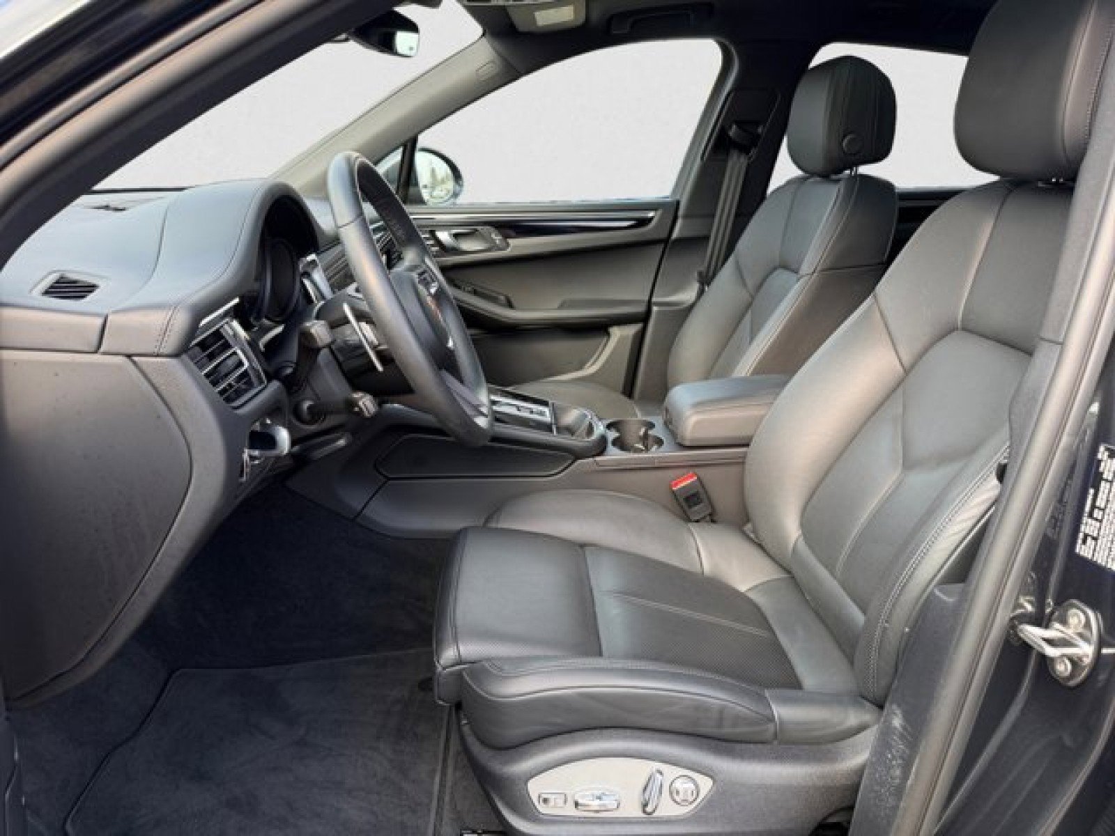 Used 2023 Porsche Macan w/ Premium Package Plus image 10