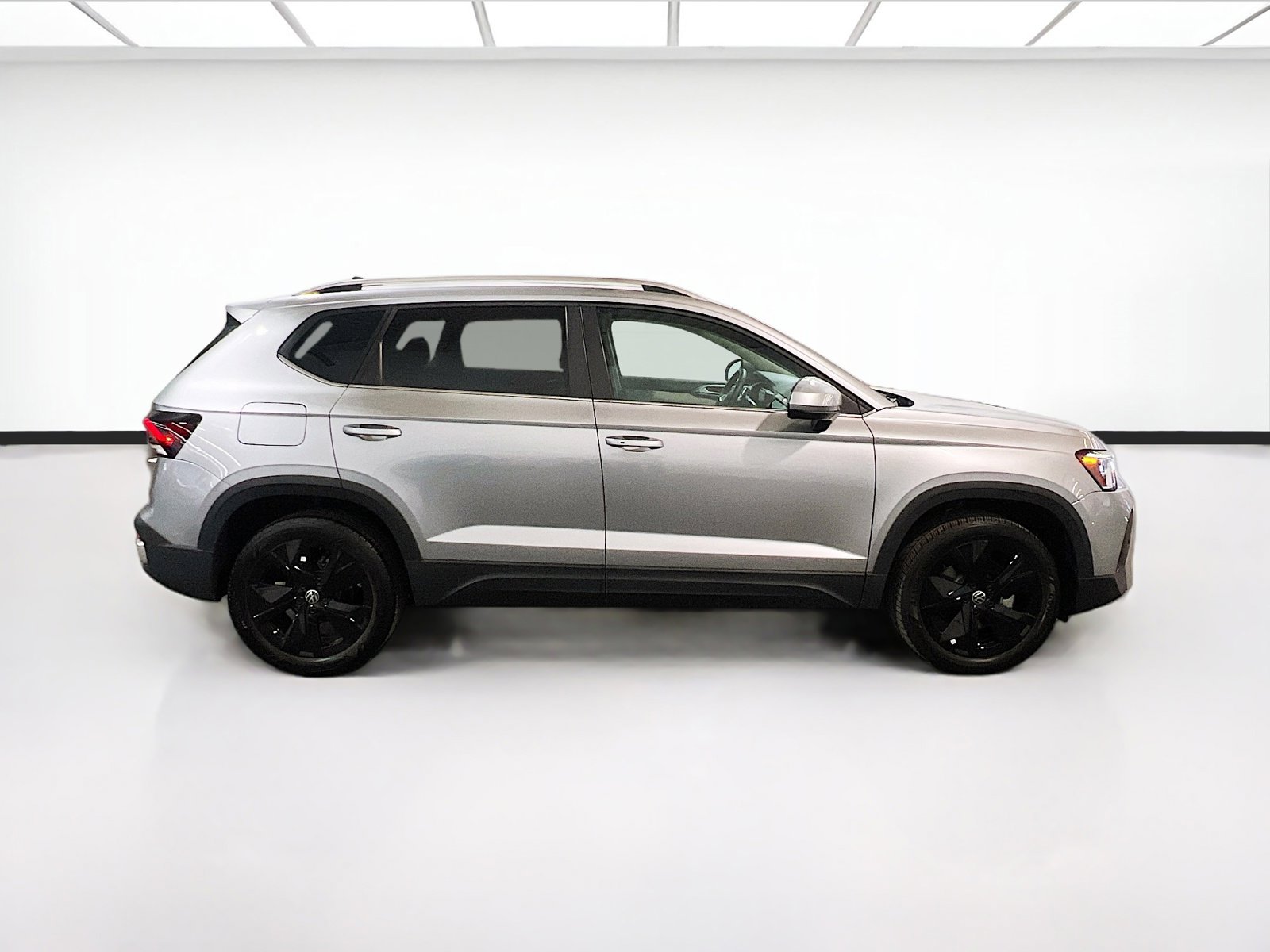 Used 2025 Volkswagen Taos SE w/ Panoramic Sunroof Package FWD image 24