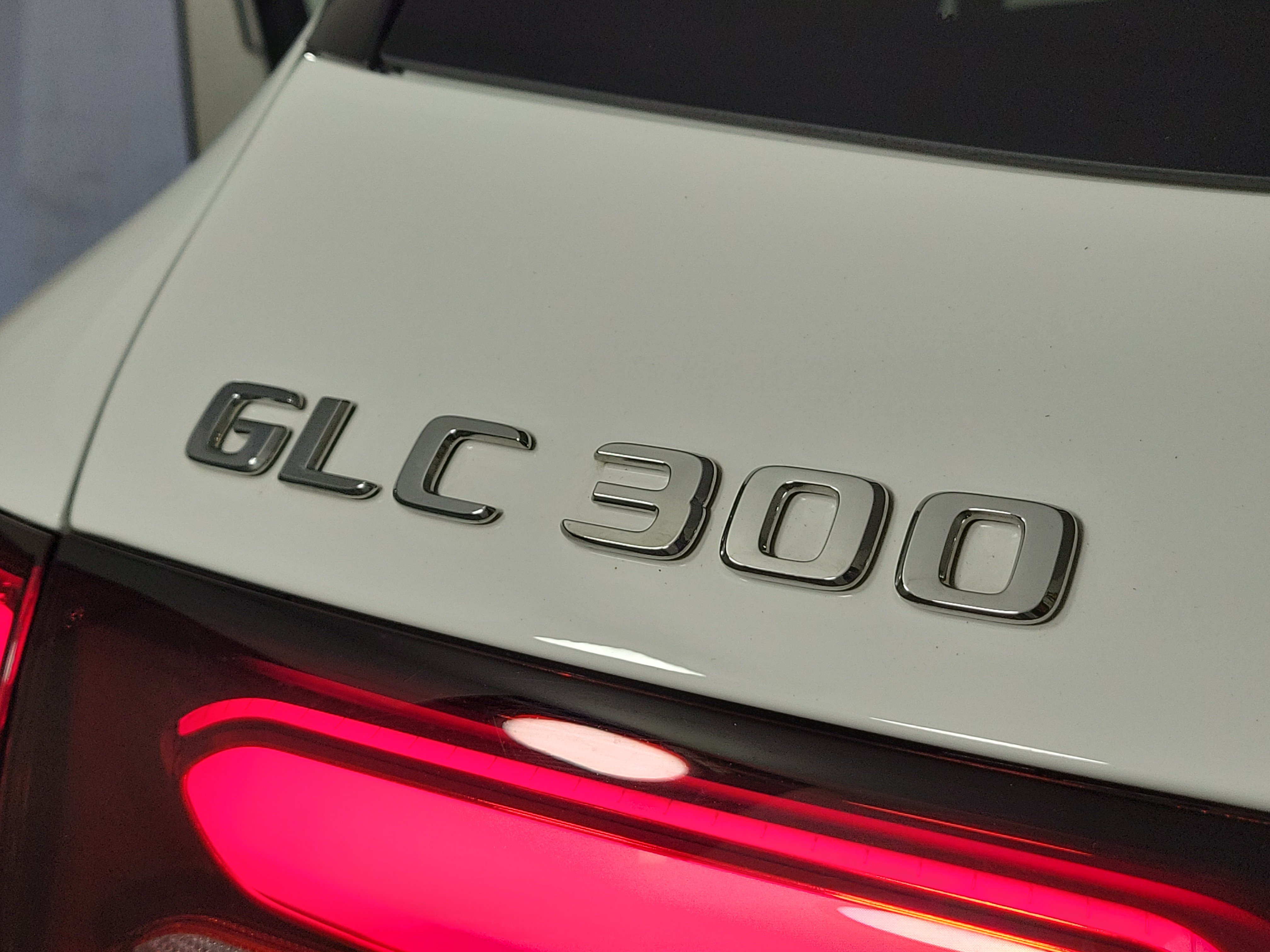 Used 2025 Mercedes-Benz GLC 300 4MATIC image 23