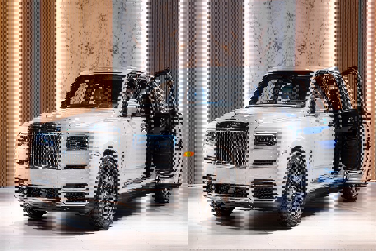 Used 2023 Rolls-Royce Cullinan image 3