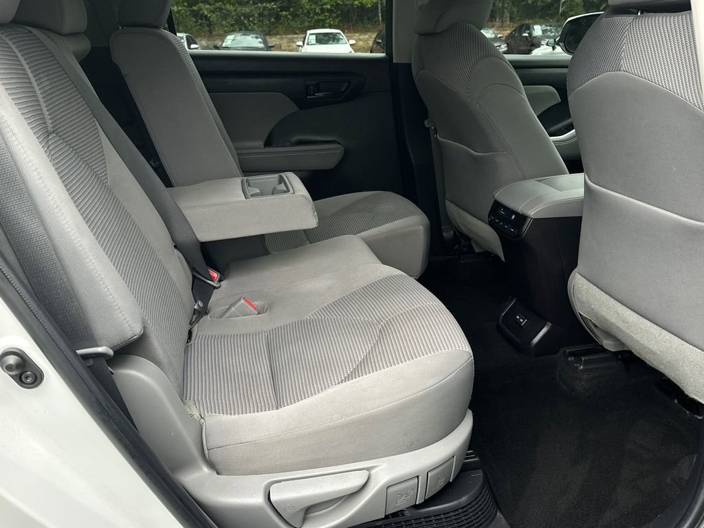 Used 2022 Toyota Highlander LE AWD/4WD image 14
