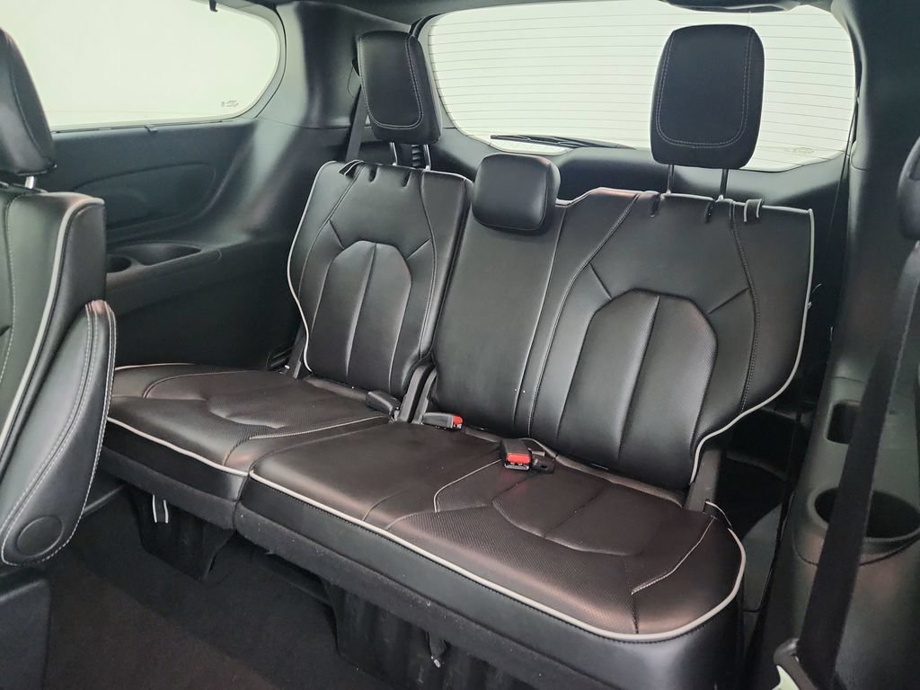 Certified 2025 Chrysler Pacifica Limited FWD image 37