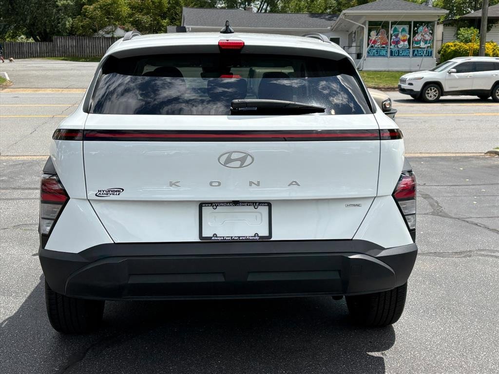 Certified 2024 Hyundai Kona SEL AWD/4WD image 4