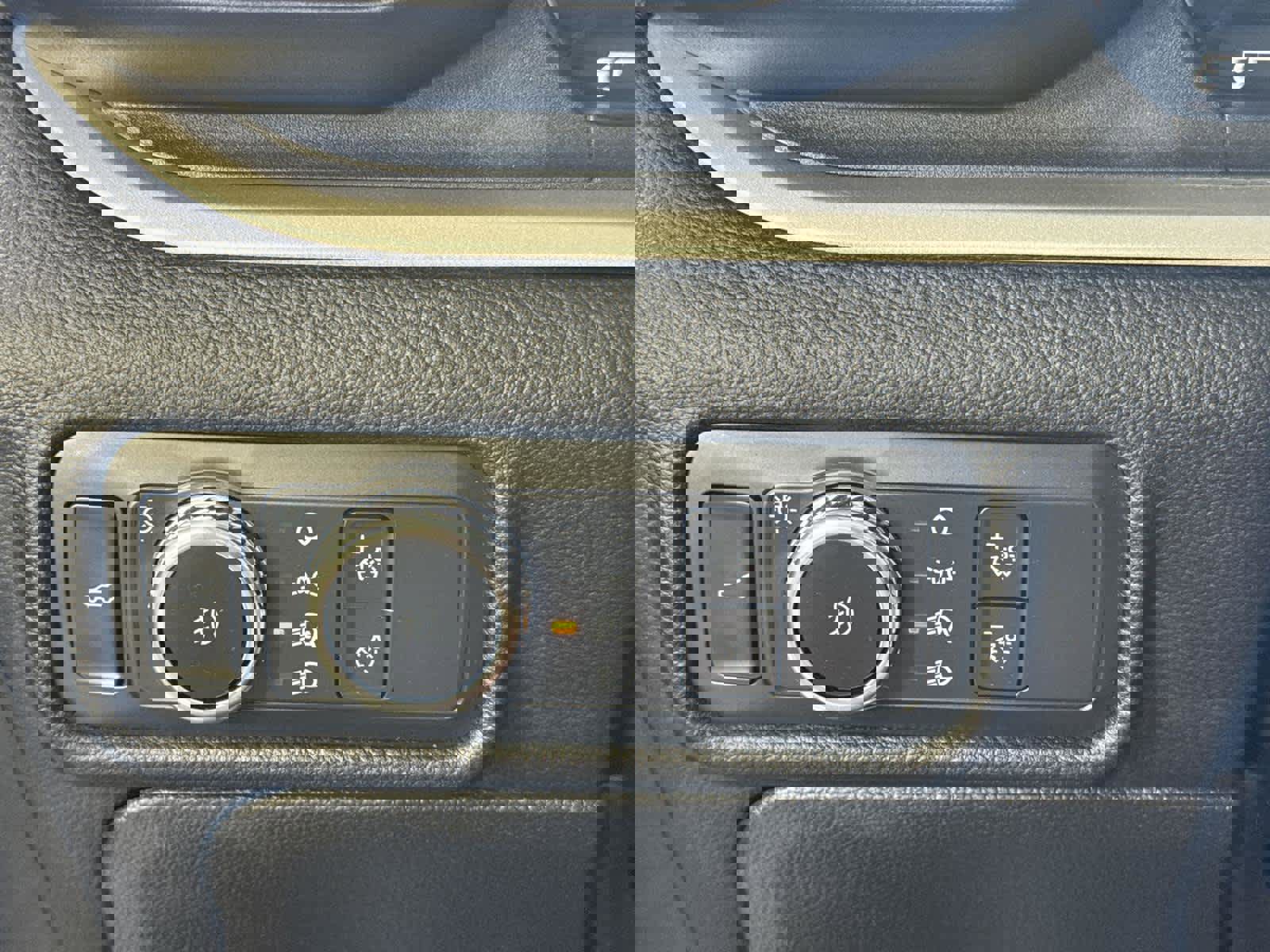 Used 2022 Ford Explorer XLT w/ Equipment Group 202A image 23