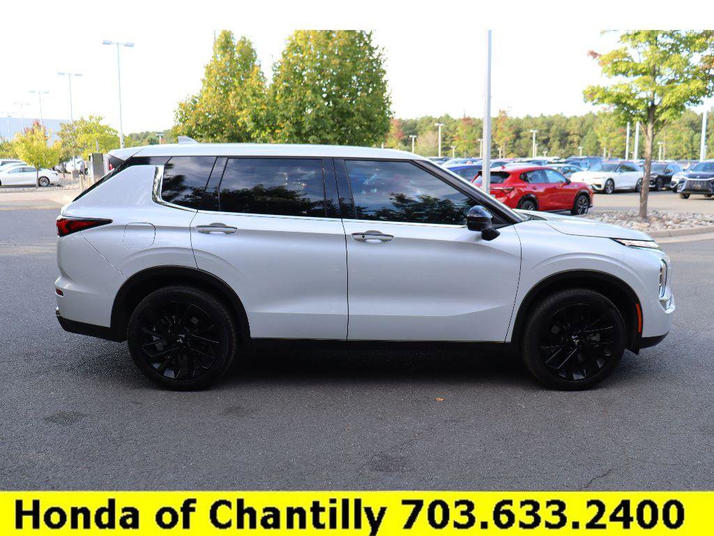 Used 2024 Mitsubishi Outlander SE Black Edition image 8