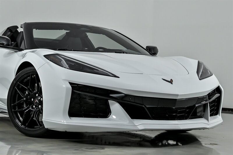 Used 2024 Chevrolet Corvette Z06 RWD image 2