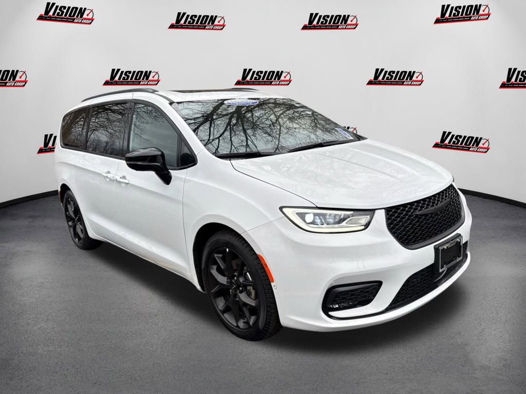 Used 2024 Chrysler Pacifica Limited w/ S Appearance Package image 3