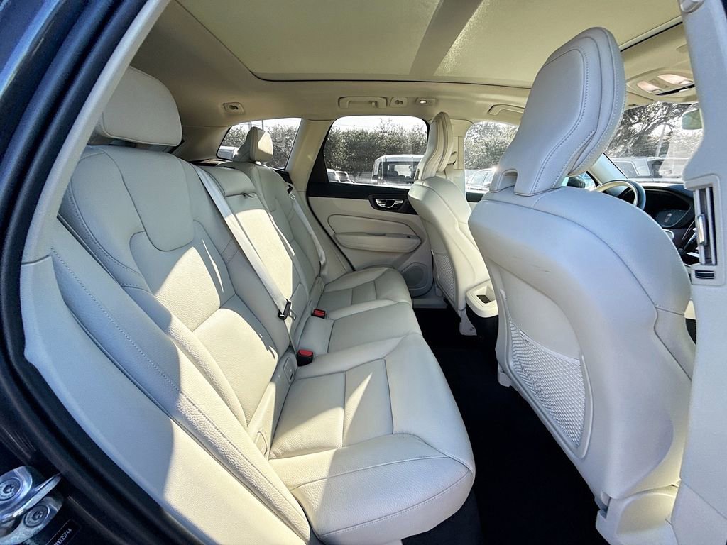 Used 2022 Volvo XC60 B5 Momentum AWD/4WD image 32