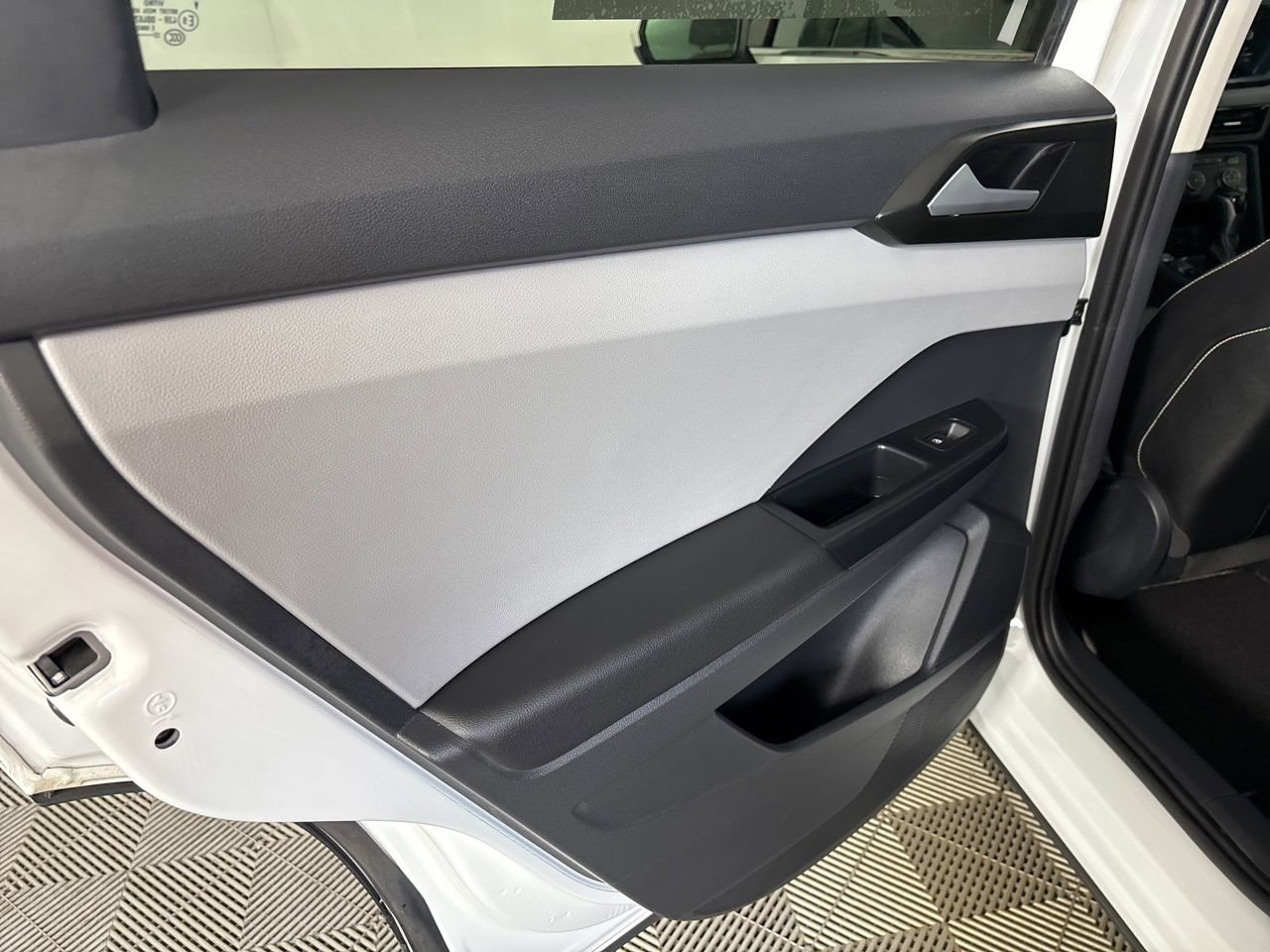 Used 2022 Volkswagen Taos SE w/ Panoramic Sunroof Package image 21