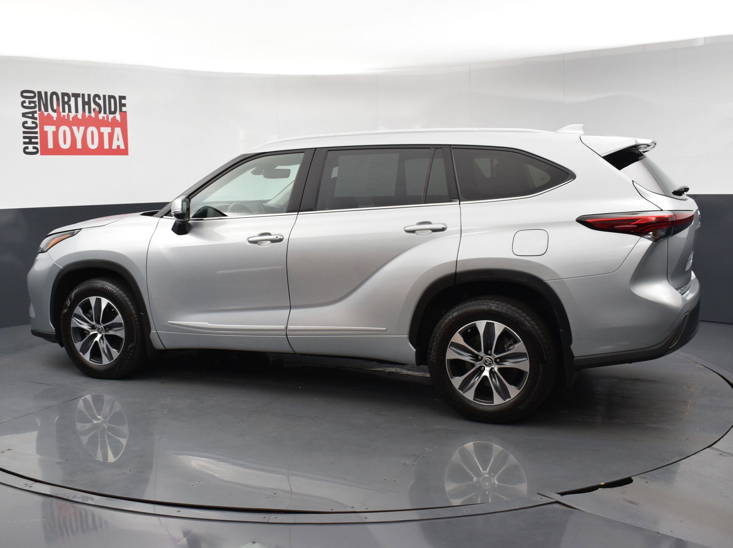 Used 2022 Toyota Highlander XLE AWD/4WD image 2