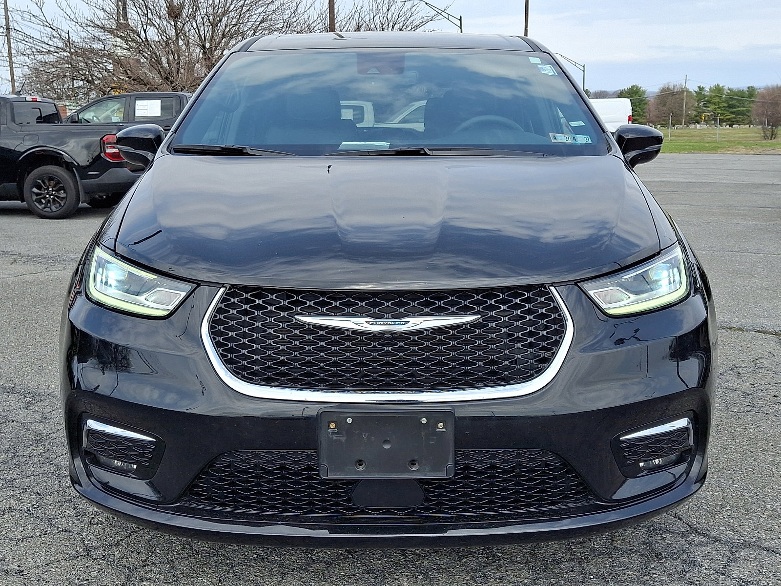 Used 2025 Chrysler Pacifica Select image 2