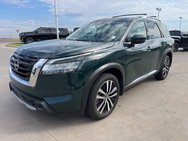 Used 2024 Nissan Pathfinder Platinum image 3