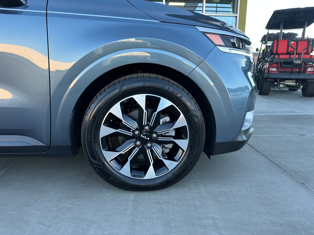 Used 2024 Kia Carnival EX image 8