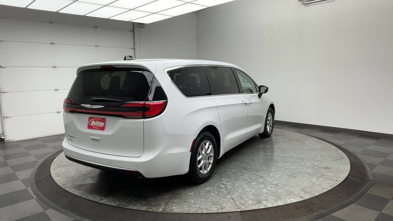Used 2024 Chrysler Pacifica Touring-L FWD image 37