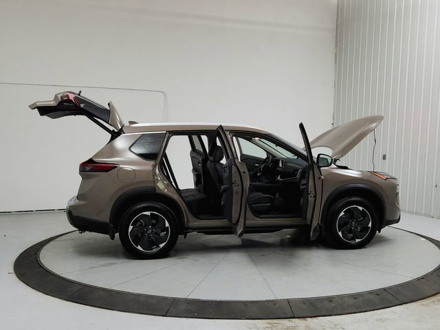 Used 2025 Nissan Rogue SV w/ SV Premium Package image 16
