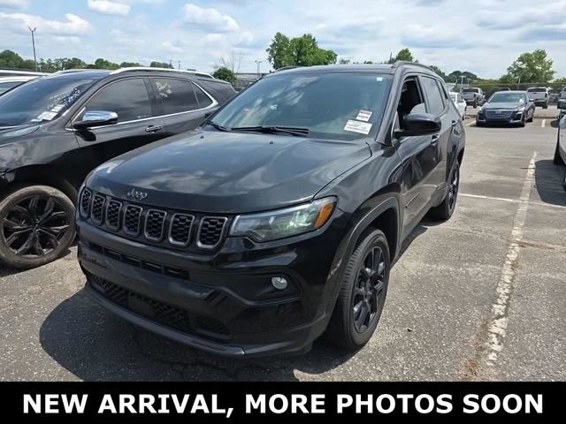 Used 2025 Jeep Compass Latitude w/ Altitude Special Edition AWD/4WD image 1