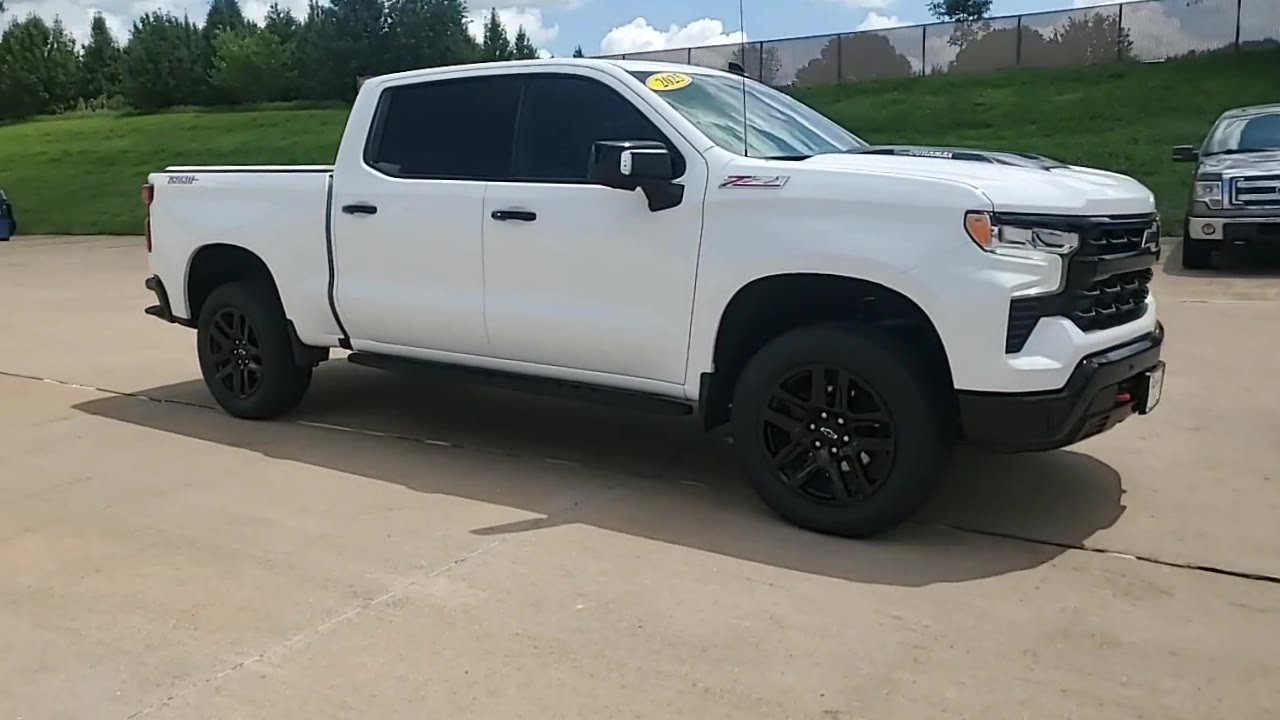 Used 2025 Chevrolet Silverado 1500 LT Trail Boss w/ LT Trail Boss Premium Package AWD/4WD image 2
