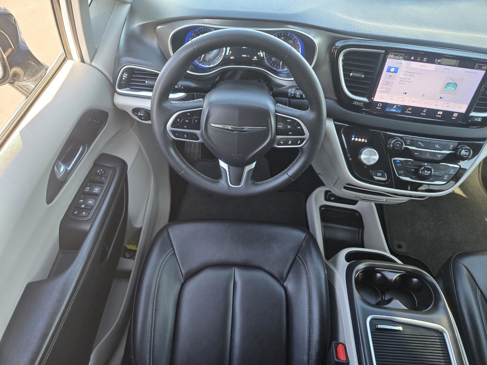 Used 2024 Chrysler Pacifica Touring-L image 10