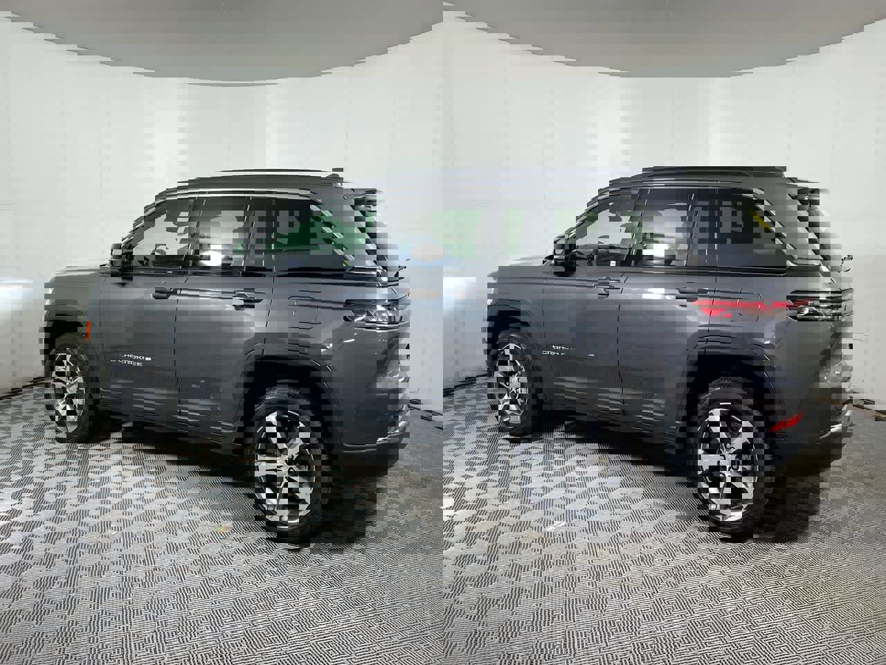 Used 2024 Jeep Grand Cherokee Limited image 12