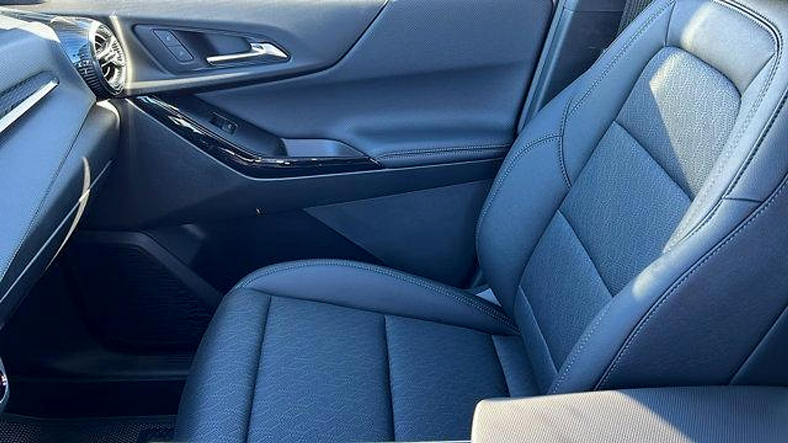 New 2026 Chevrolet Equinox LT w/ Convenience Package II image 19