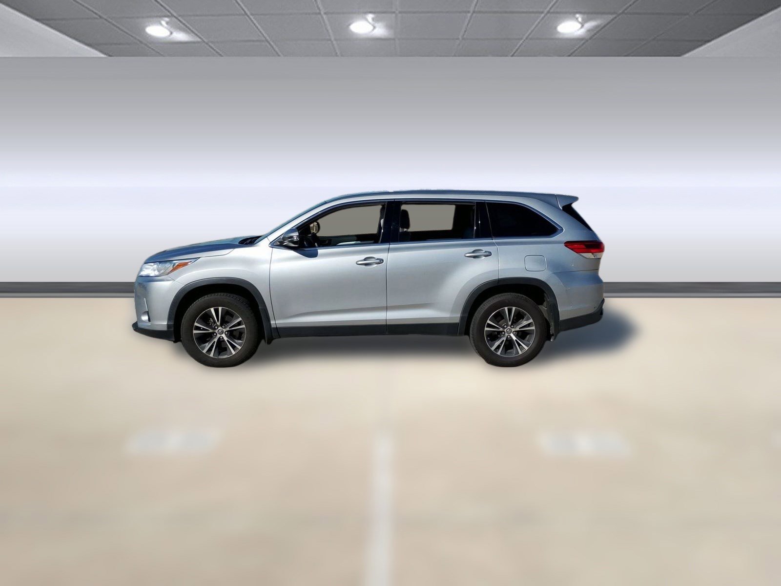 Used 2019 Toyota Highlander LE image 2