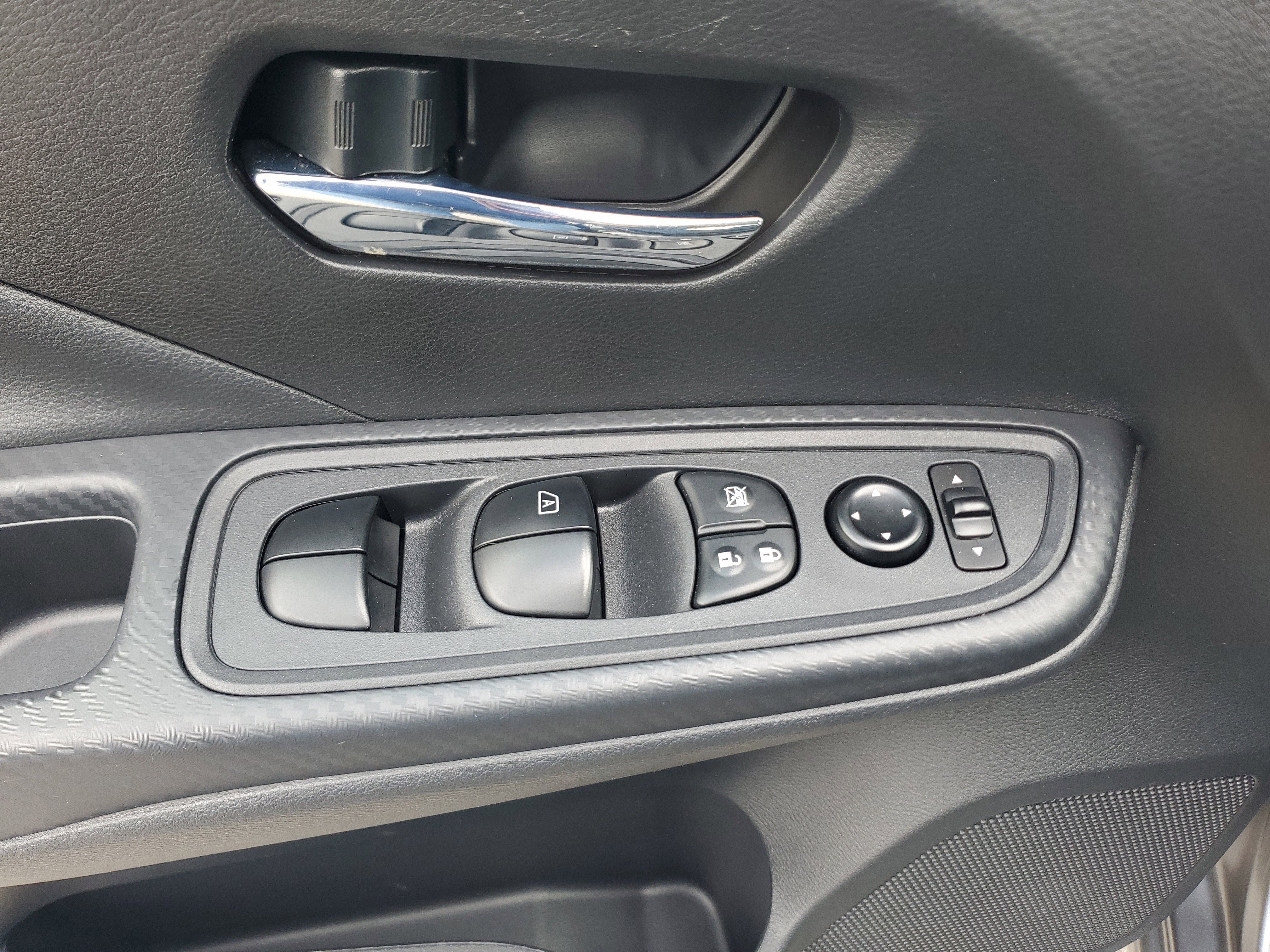 Used 2025 Nissan Versa SV image 25