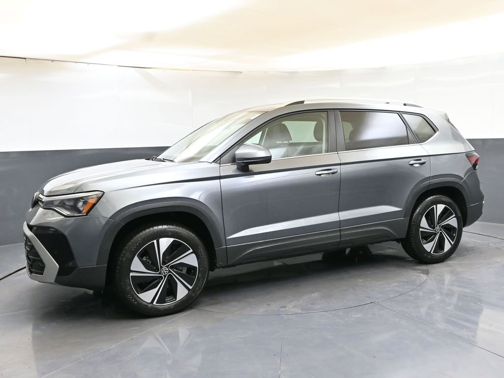 Used 2025 Volkswagen Taos SE w/ Panoramic Sunroof Package AWD/4WD image 2