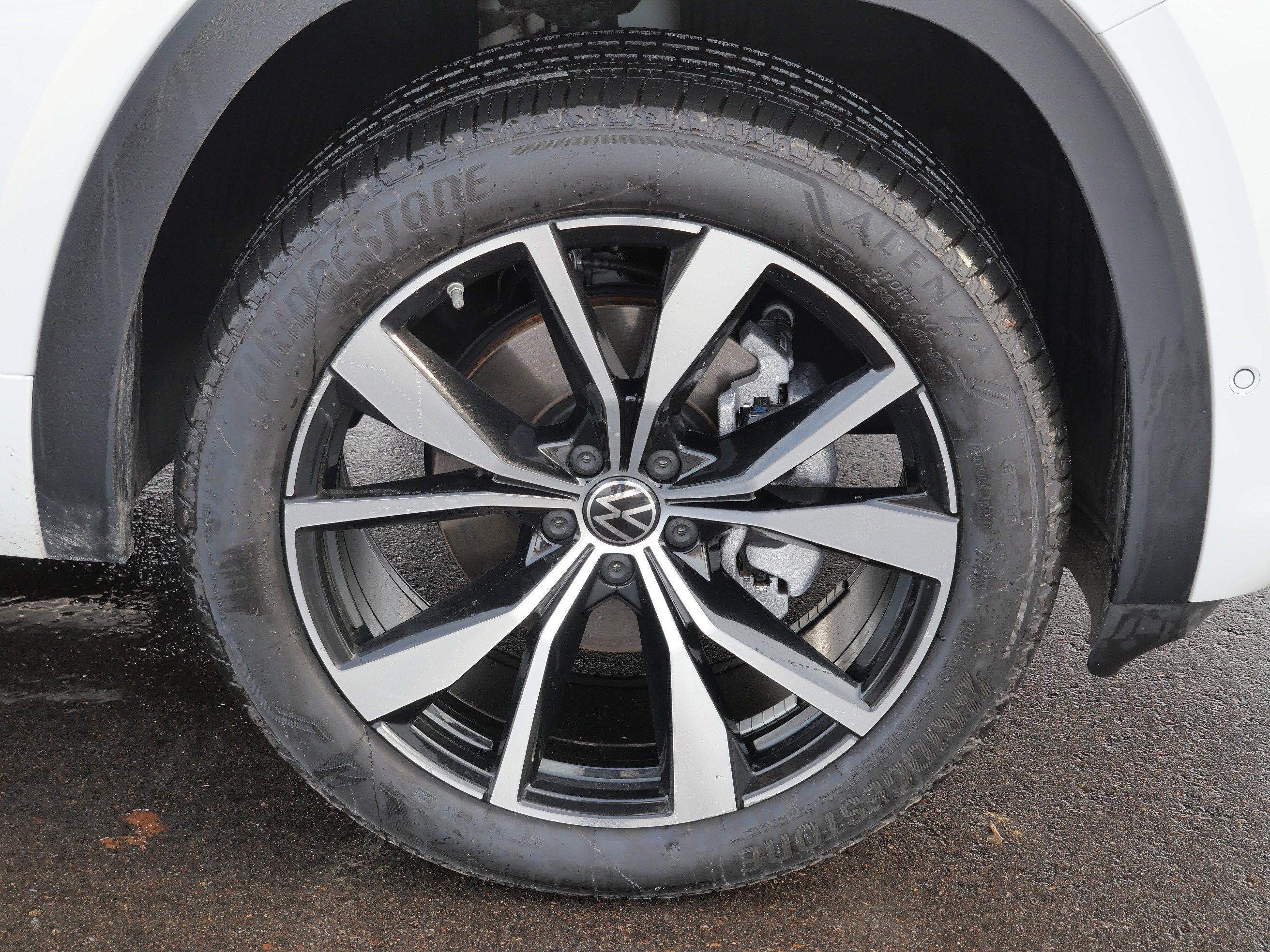 Certified 2024 Volkswagen Atlas SEL Premium R-Line image 15