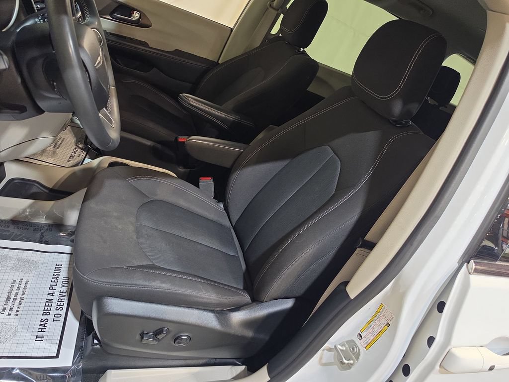 Used 2024 Chrysler Voyager LX FWD image 13