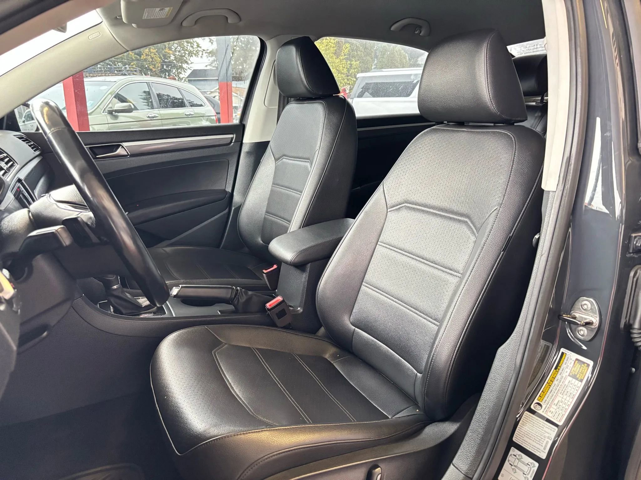 Used 2018 Volkswagen Passat 2.0T R-Line w/ R-Line Lighting Package image 13