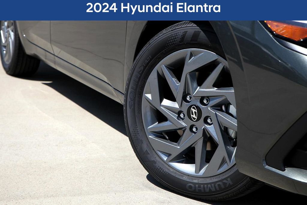 Used 2024 Hyundai Elantra SEL image 2