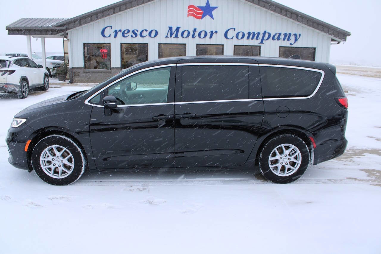 Used 2024 Chrysler Pacifica Touring-L image 8