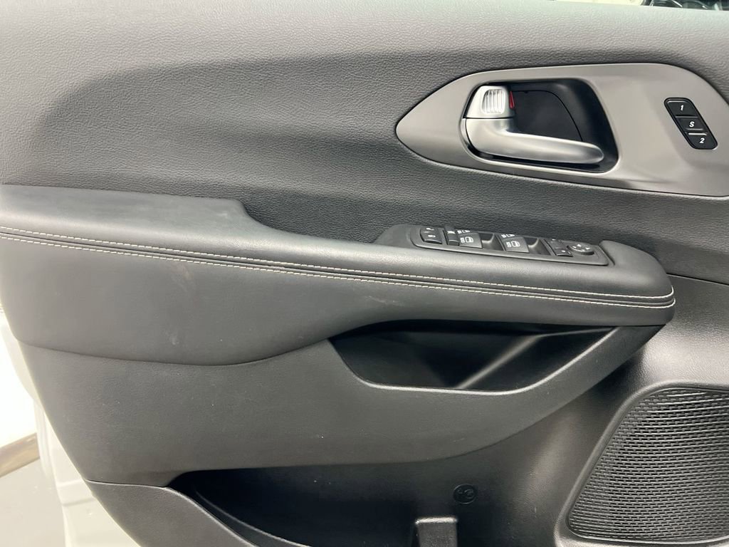 Used 2025 Chrysler Pacifica Select image 20