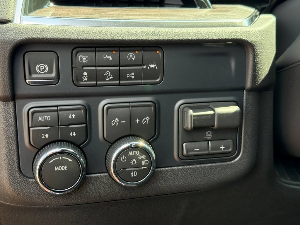 New 2026 Chevrolet Suburban Premier w/ Sun And Tow Package AWD/4WD image 11