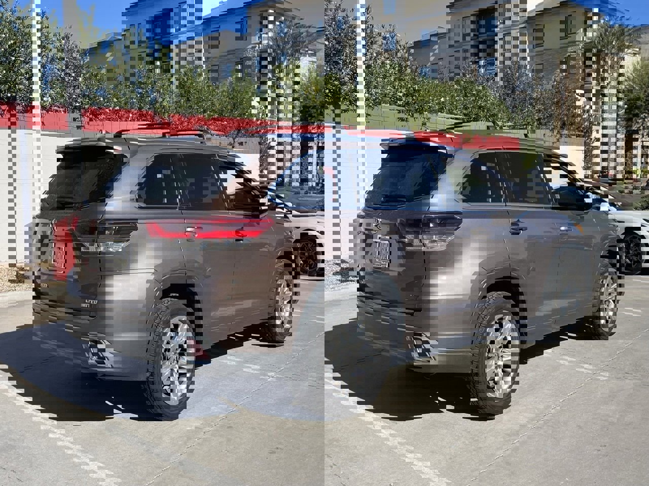 Used 2017 Toyota Highlander Limited image 2