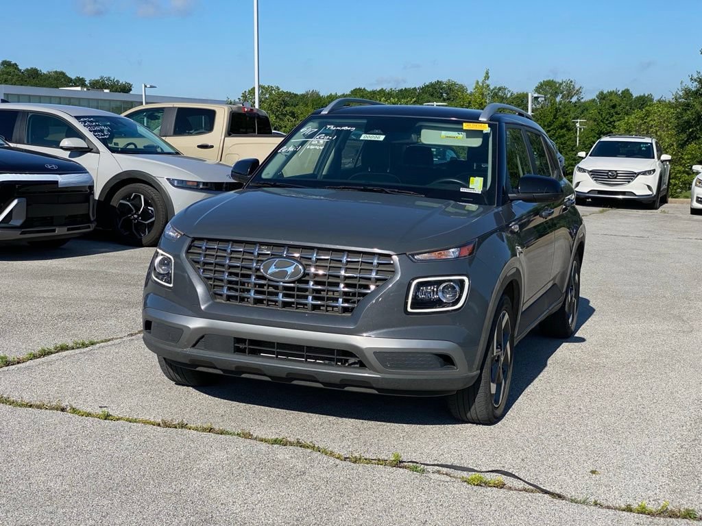 Used 2023 Hyundai Venue Limited FWD image 3