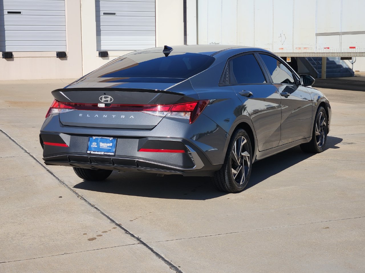 Used 2025 Hyundai Elantra Sport FWD image 4
