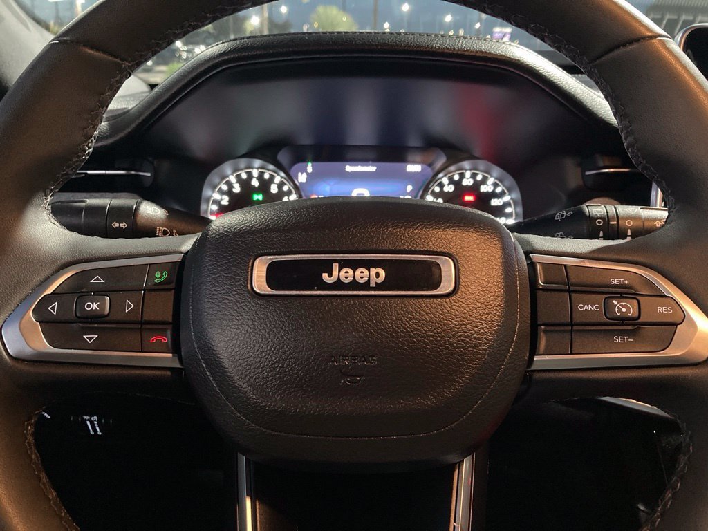 Used 2025 Jeep Compass Latitude AWD/4WD image 16