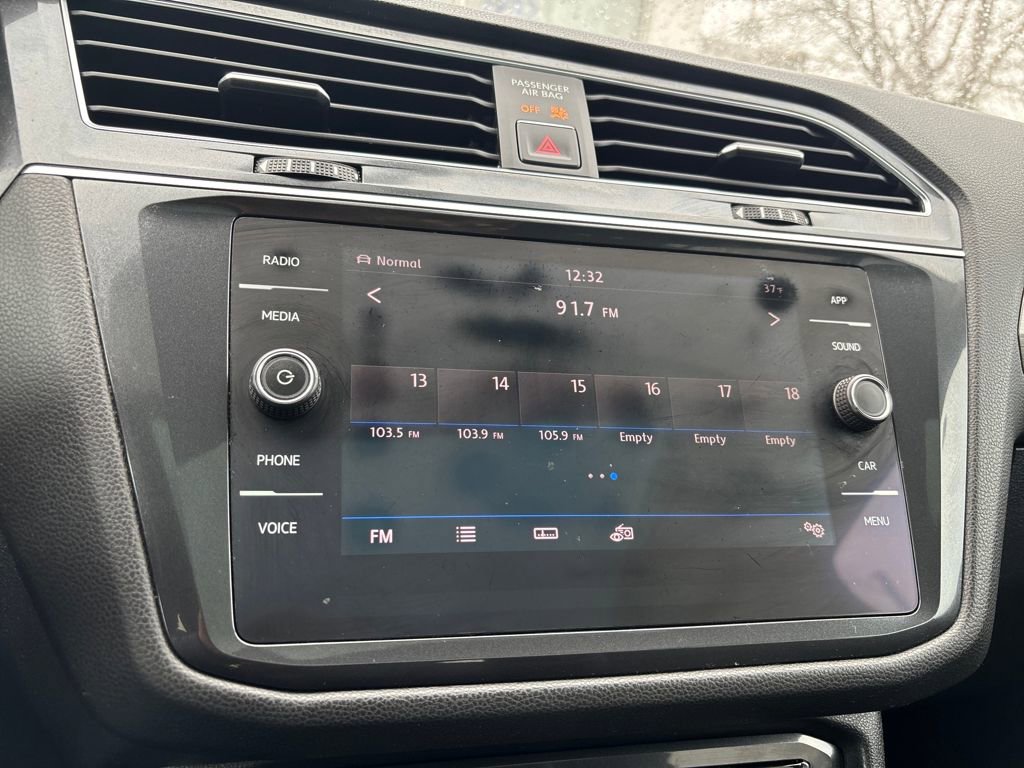 Used 2018 Volkswagen Tiguan SE w/ Panoramic Sunroof Package image 9