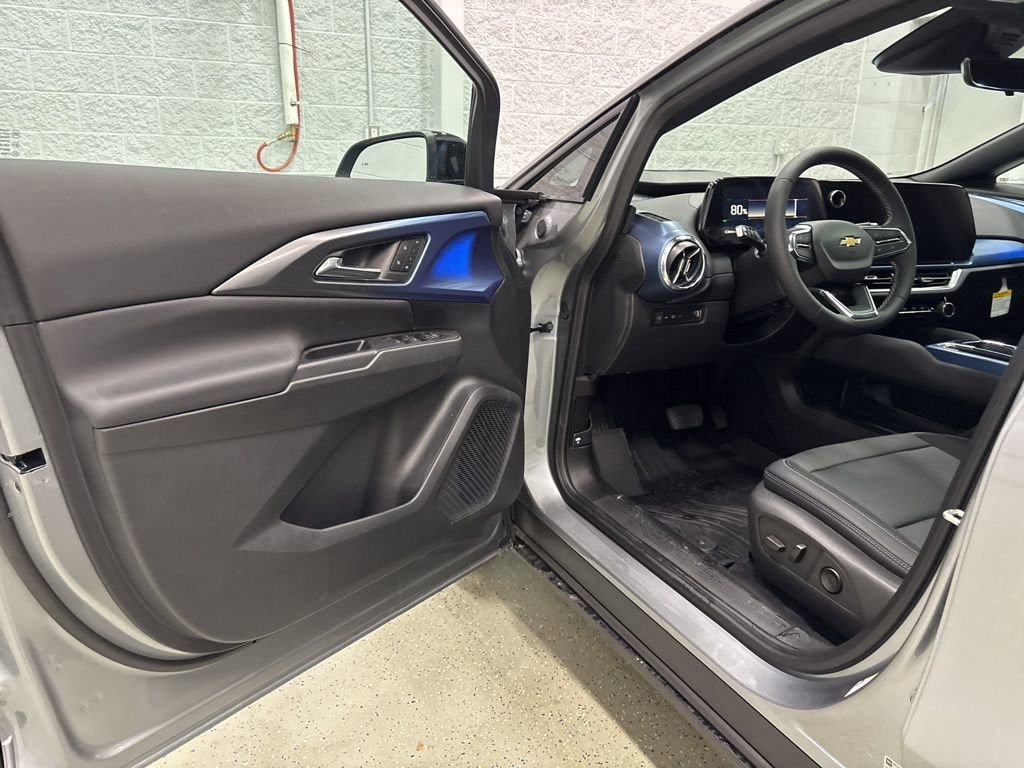 New 2026 Chevrolet Equinox EV LT w/ Convenience Package II AWD/4WD image 12