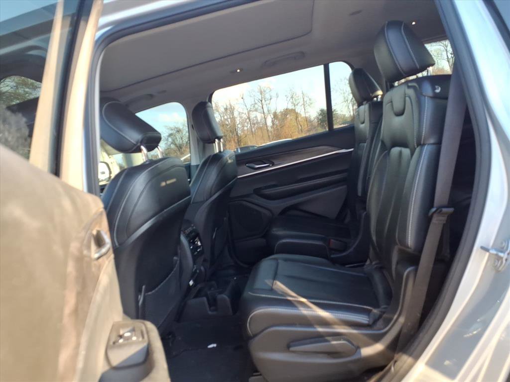 Used 2023 Jeep Grand Cherokee L Limited w/ Black Appearance Package image 16