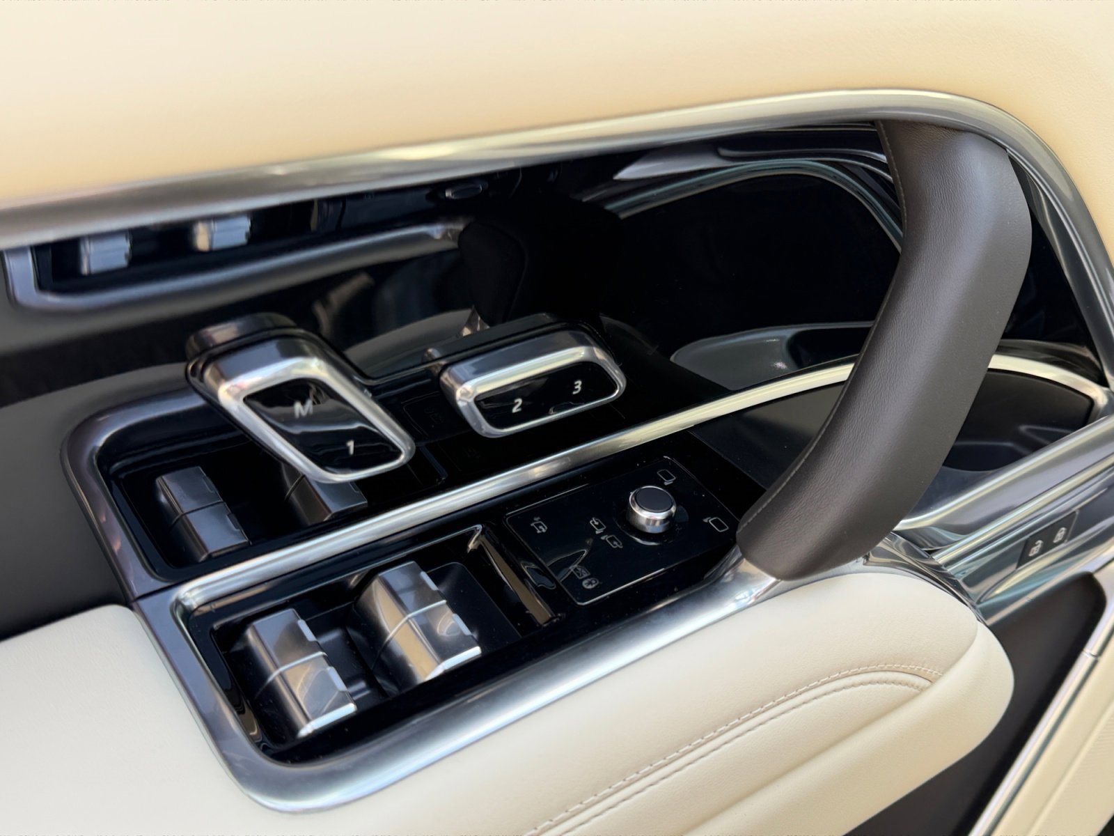 New 2025 Land Rover Range Rover SE image 13