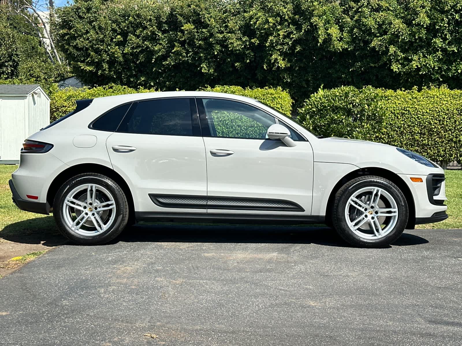 Certified 2025 Porsche Macan AWD/4WD image 9