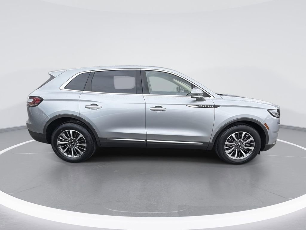 Used 2023 Lincoln Nautilus Reserve image 3