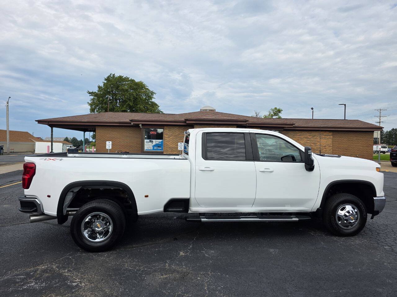 Used 2025 Chevrolet Silverado 3500 LT w/ Convenience Package AWD/4WD image 9