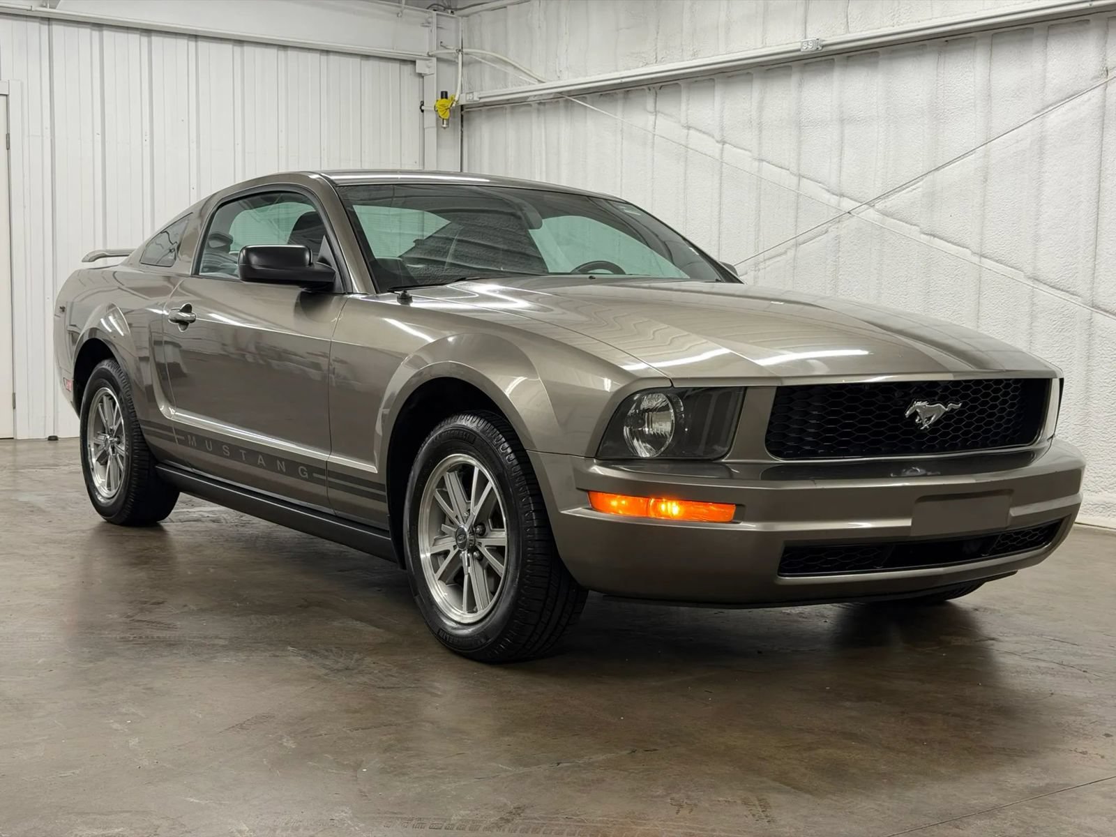 Used 2005 Ford Mustang Premium RWD image 2