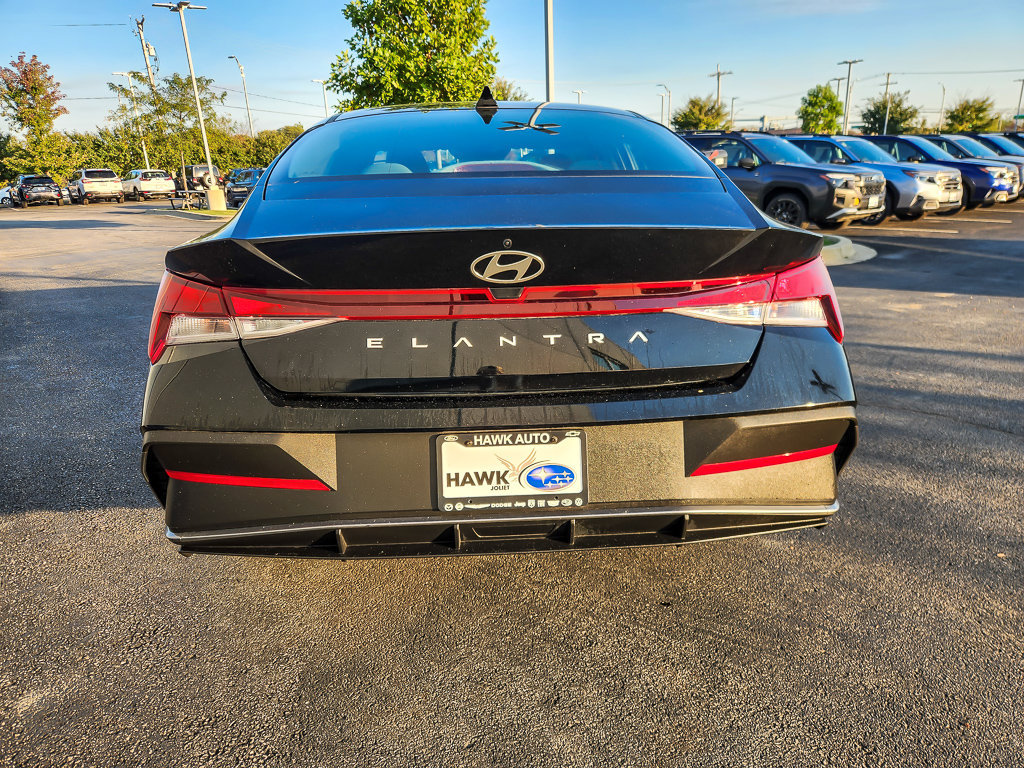Used 2024 Hyundai Elantra SE FWD image 5