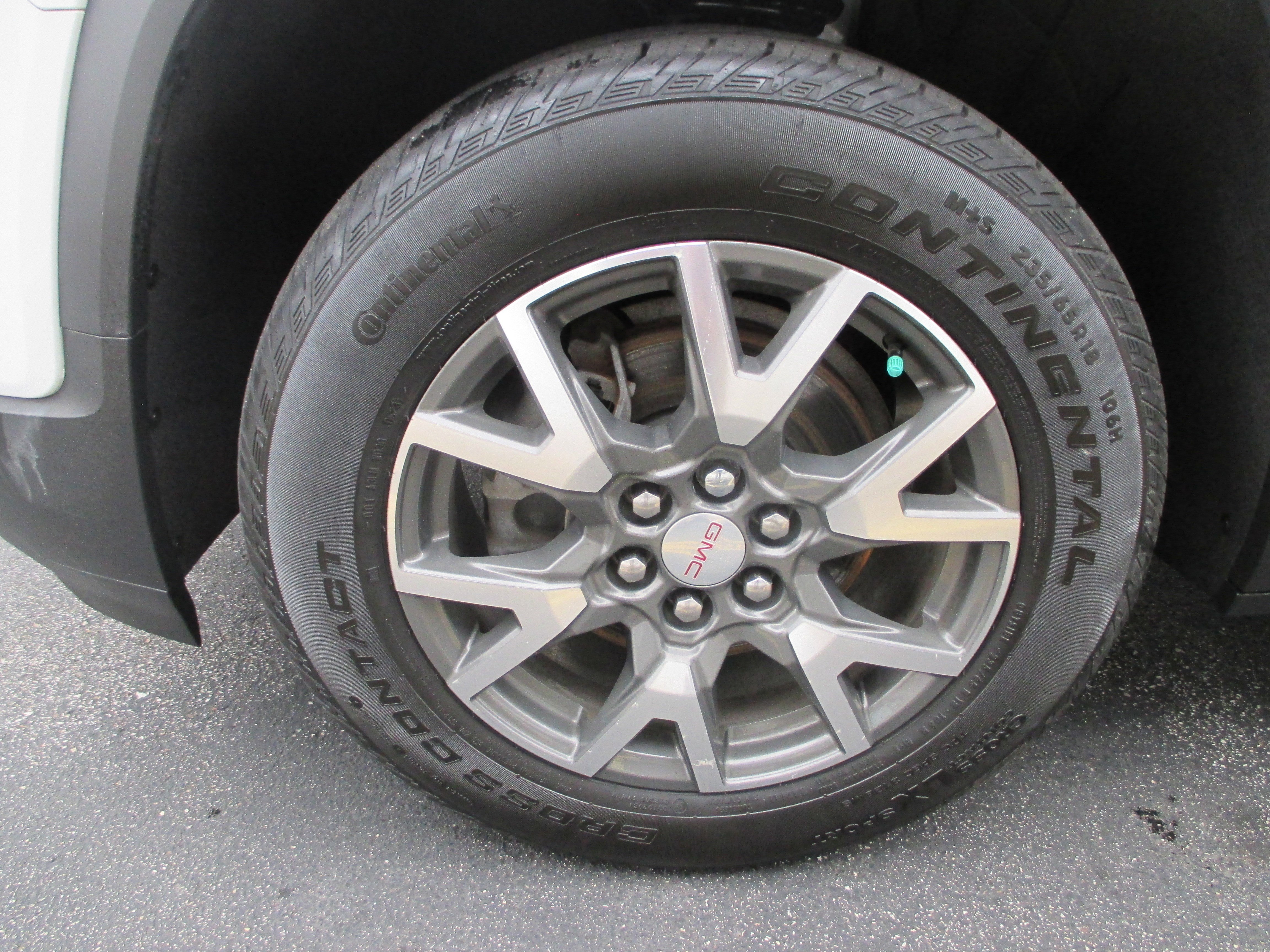 Used 2023 GMC Acadia SLE w/ Driver Convenience Package FWD image 9