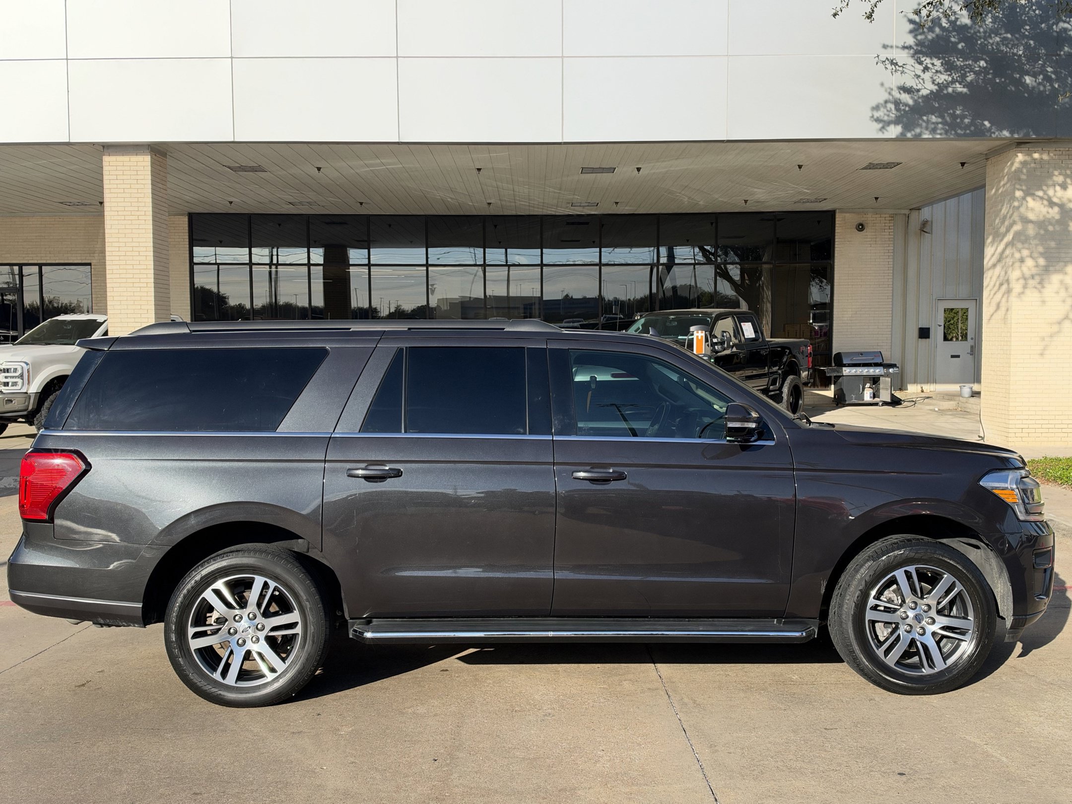 Used 2023 Ford Expedition Max XLT RWD image 4